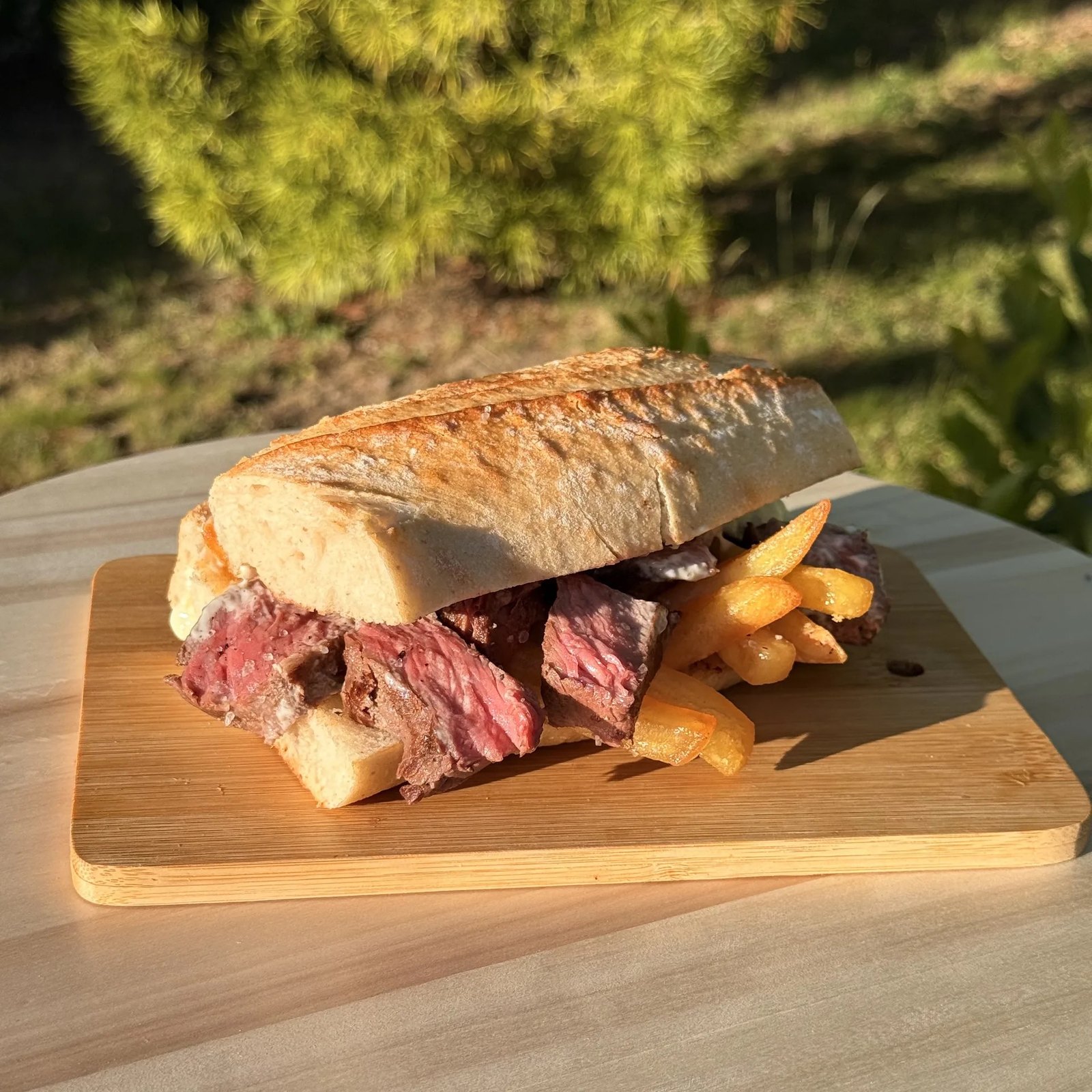 Steak sandwich z narezanim zrezkom in krompirčkom