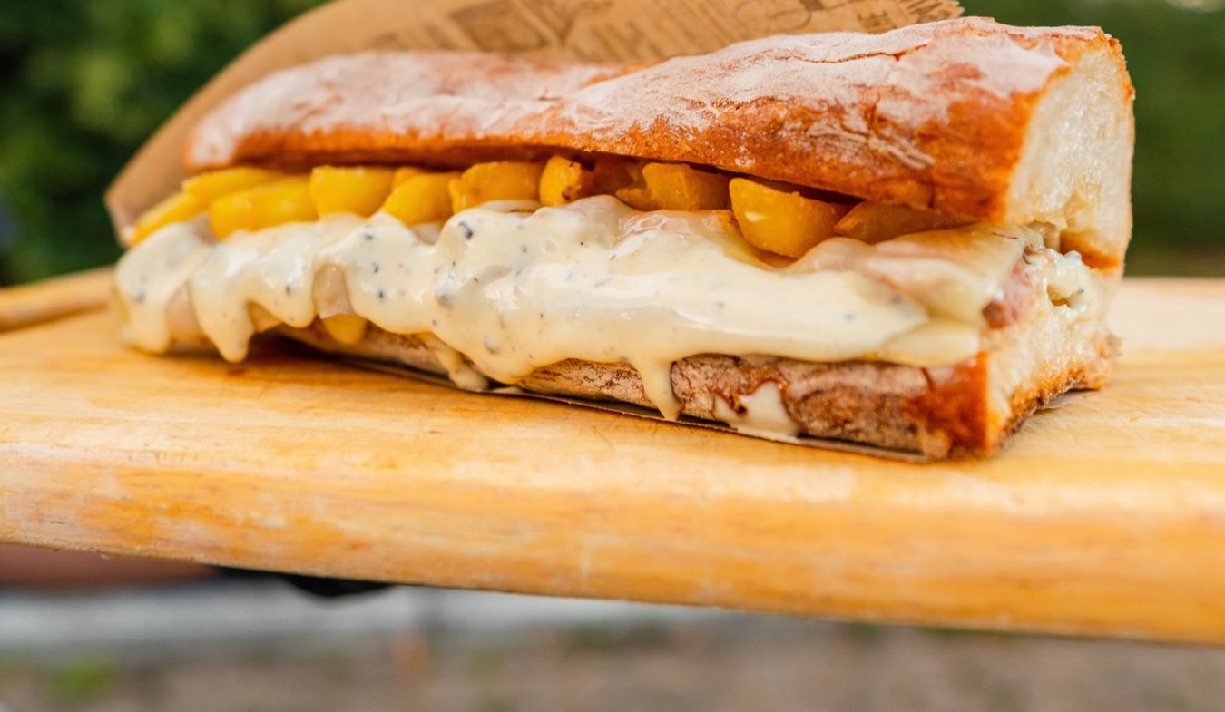 Steak sandwich z omako od blizu